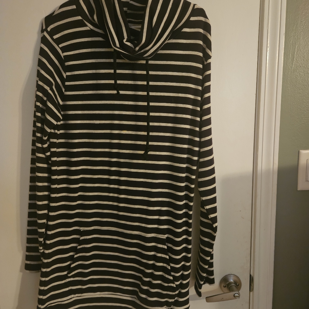 Black and grey stripe cowl